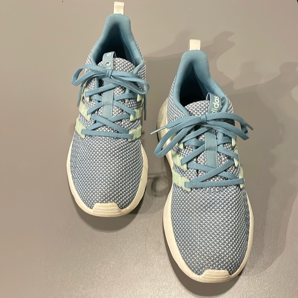 EUC 🩵 Women’s Adidas Tennis Shoes, size 9